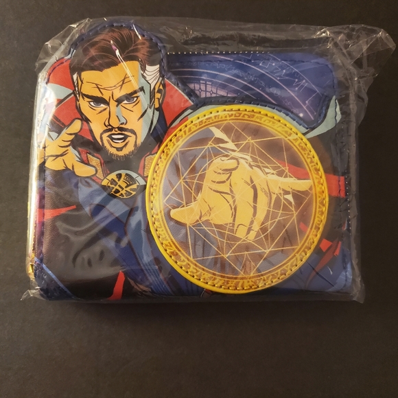 Doctor Strange in the Multiverse of Madness Glow in the Dark Zip Around Wallet - Picture 8 of 11